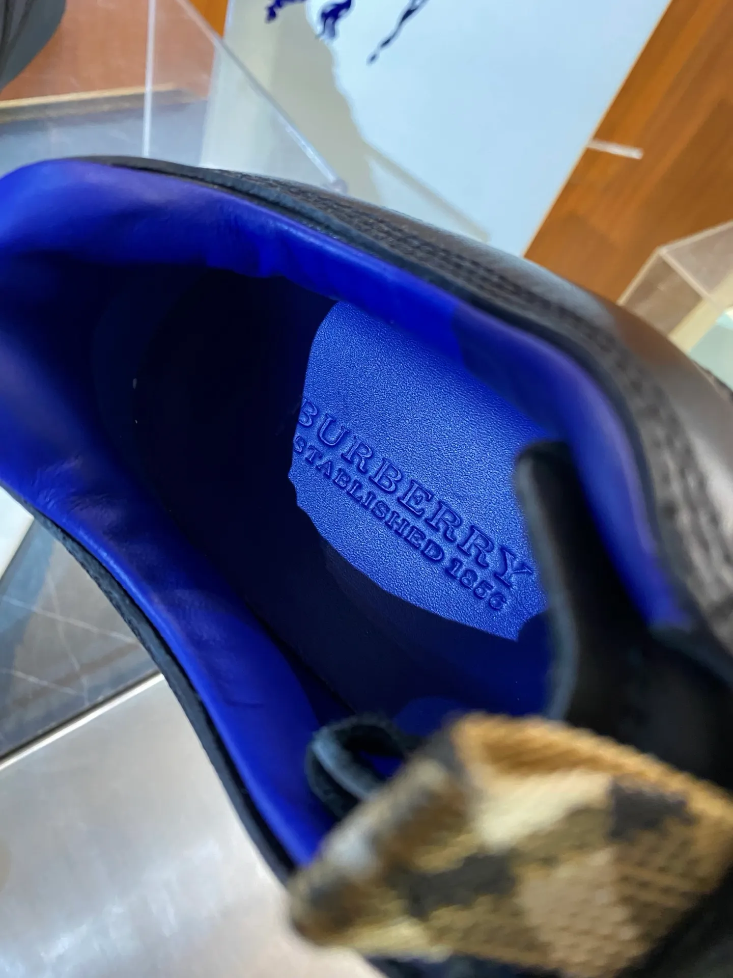 Men's Men's Shoes💰P460💰Burberr New Retro Sneakers The main style of the summer fashion show, Burberry debuted at the brand's 2025 summer fashion show. Made of refined Italian leather with tonal topstitching details, it's inspired by sporty design. Paired with lightweight soles and Burberry check sneakers, they are embellished with embroidery of the brand's Equestrian Knight logo (EKD). - Lace-up design, retro and casual upper foot, light and comfortable - Equestrian Knight logo (EKD) embroidery on the side - Equestrian Knight logo (EKD) on the sole ♞size; 38-44 (45 customized)